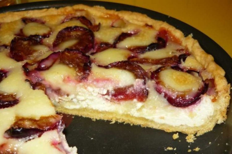 Слоеный пирог из алычи