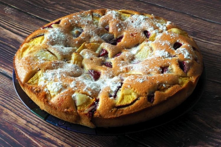 Шарлотка с алычой