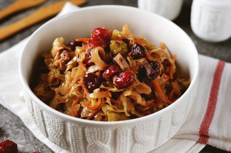 Тушеная капуста с клюквой