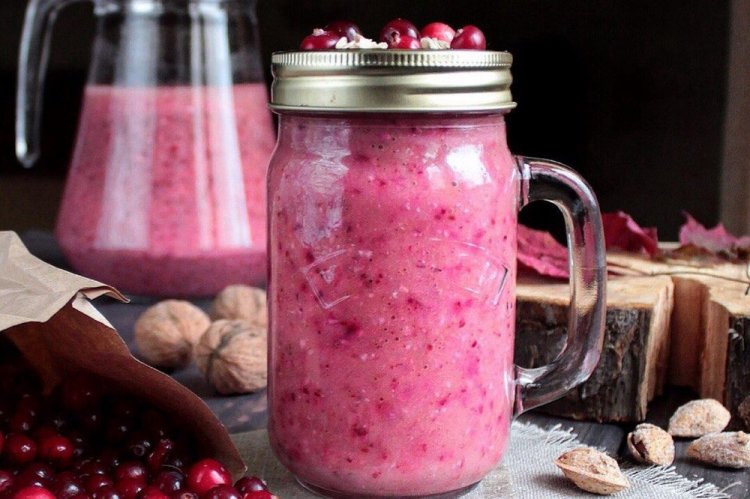 Клюквенный смузи с имбирем и корицей