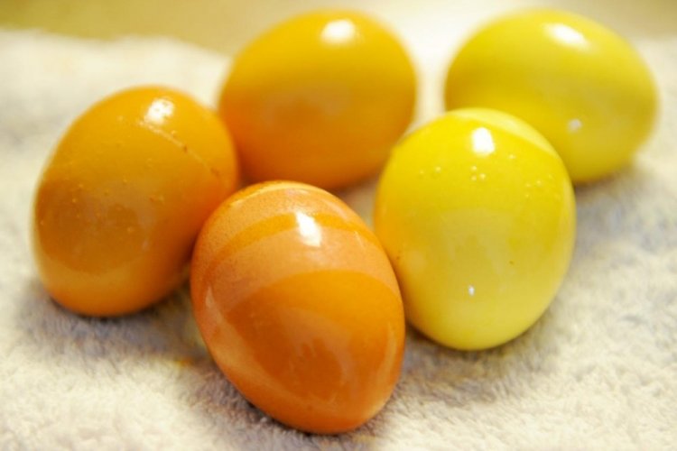 Покраска яиц куркумой