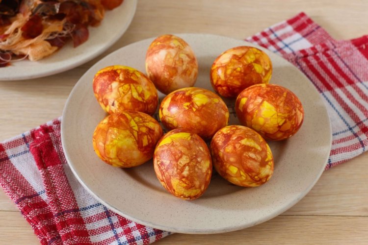 Мраморные яйца с помощью луковой шелухи