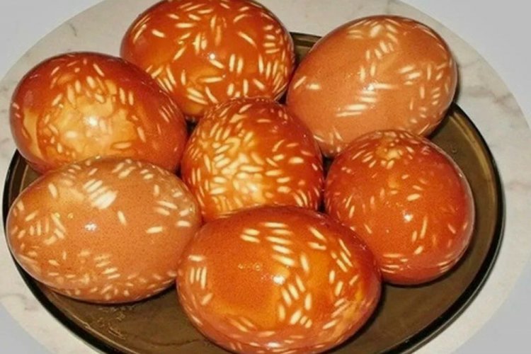 Яйца в крапинку с помощью крупы