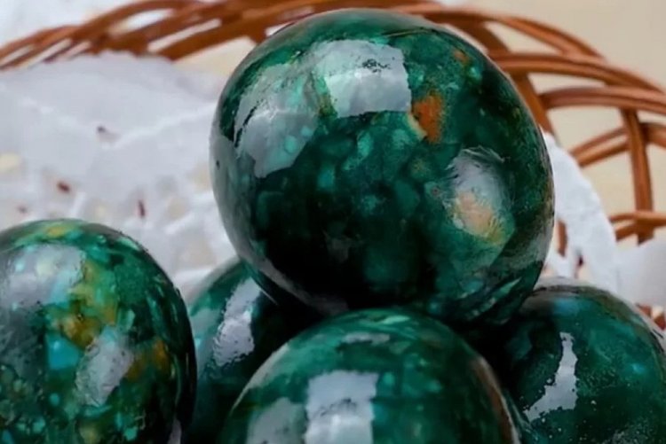 Покраска яиц зеленкой