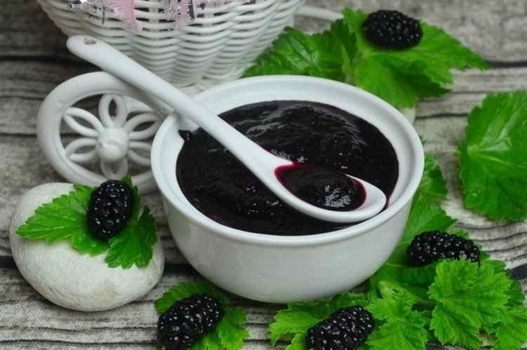 Перетертая шелковица с сахаром