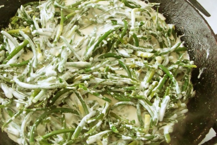 Чесночные стрелки в сметане