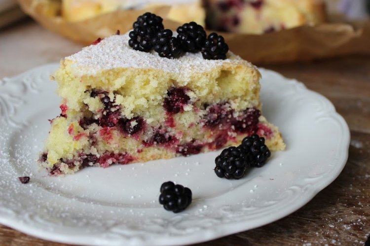 Пирог с ежевикой на сметане