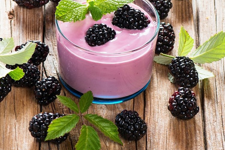 Смузи из ежевики с финиками