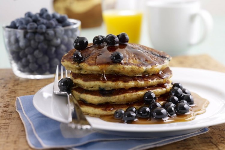 Банановые панкейки с голубикой