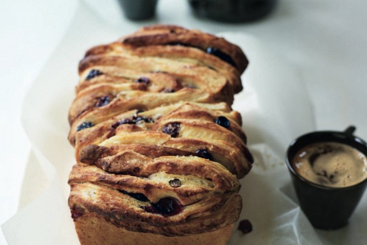 Сладкий дрожжевой хлеб с голубикой