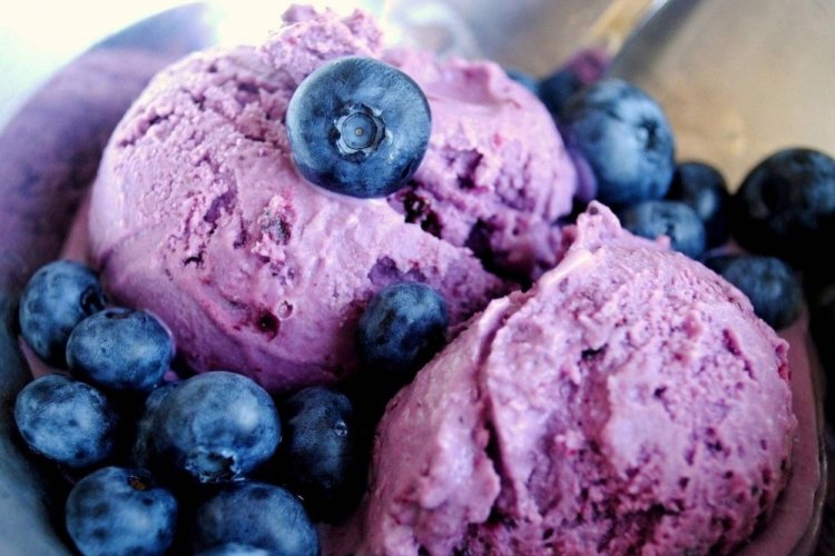 Сливочное мороженое с голубикой