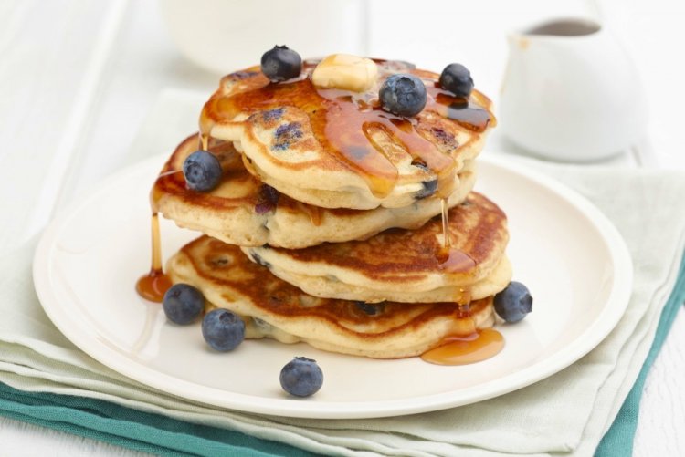 Оладьи на молоке с голубикой