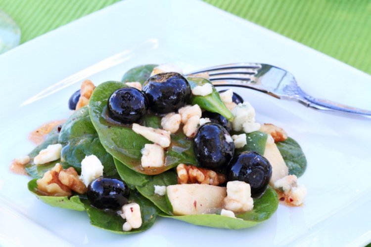 Салат с голубикой и козьим сыром