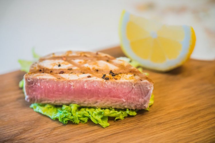 Сочный тунец, запеченный в фольге на гриле