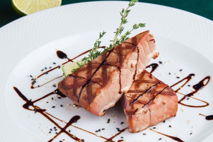 Тунец в маринаде из устричного соуса и чеснока на гриле