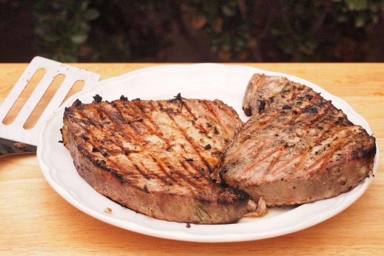 Стейки из тунца в томатно-базиликовом маринаде на гриле