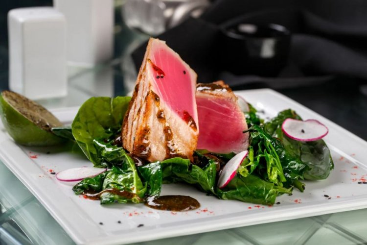 Тунец на гриле, маринованный с яблочным соком и корицей