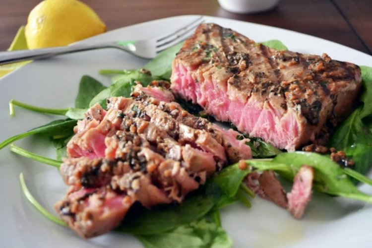 Филе тунца с лимонным соком и дижонской горчицей на гриле