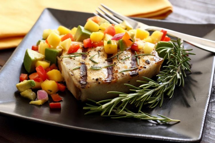 Тунец в манговом маринаде на гриле