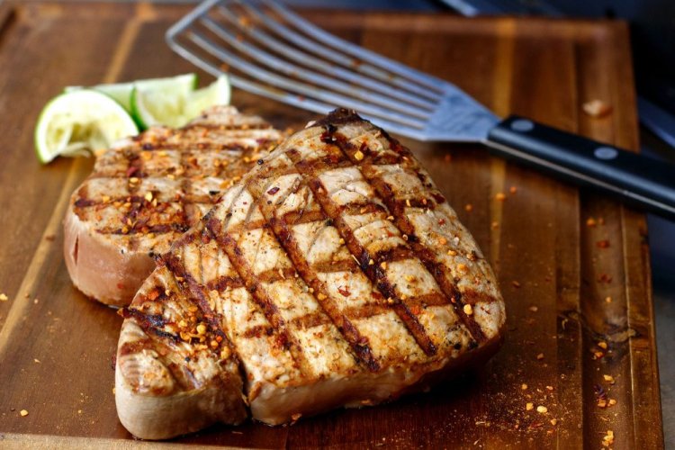 Сочный стейк из тунца на гриле