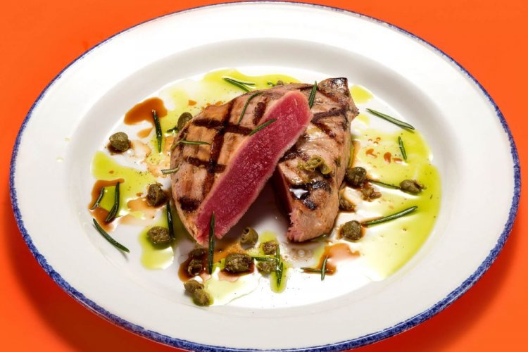 Стейк из тунца с хересом и кунжутным маслом на гриле