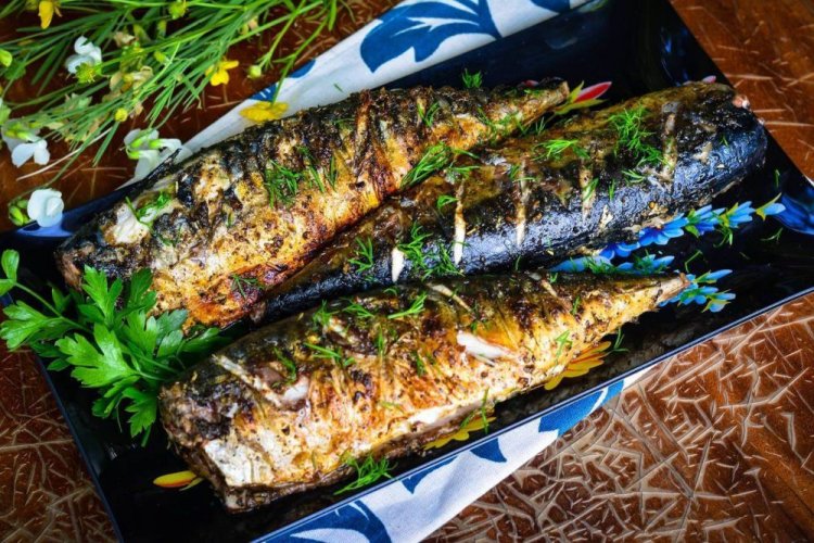 Скумбрия с зеленью и чесноком, запеченная на гриле