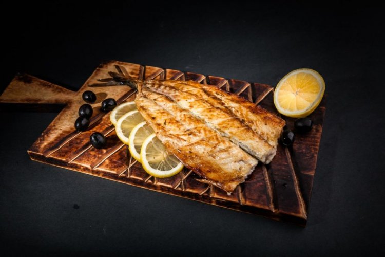 Филе скумбрии с белым вином, имбирем и лимонным соком на гриле