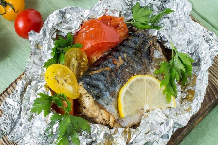 Скумбрия, запеченная с помидорами в фольге на гриле