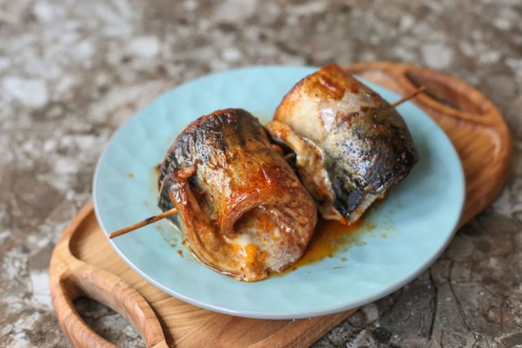 Пикантные рулетики из скумбрии на гриле