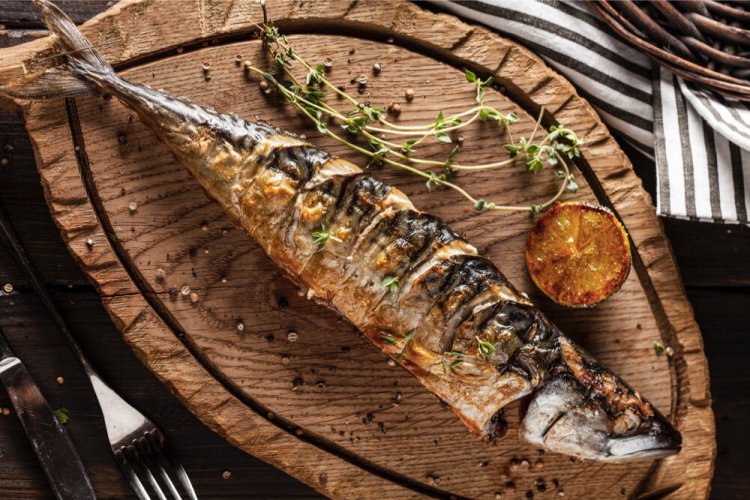 Скумбрия-гриль в маринаде из горчицы, майонеза и чеснока