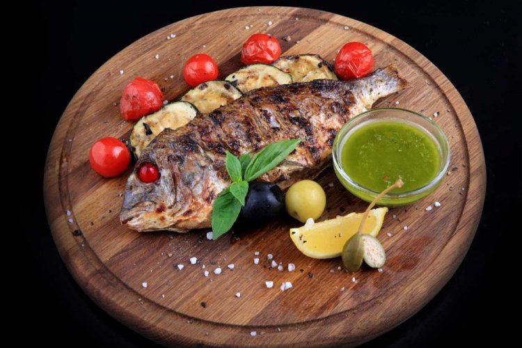 Дорадо в маринаде из лимона и мяты на гриле