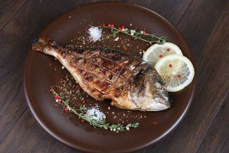 Дорадо с лимоном и тимьяном на гриле