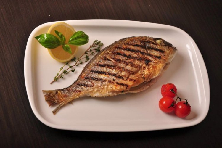 Дорадо в горчичном соусе с луком на гриле