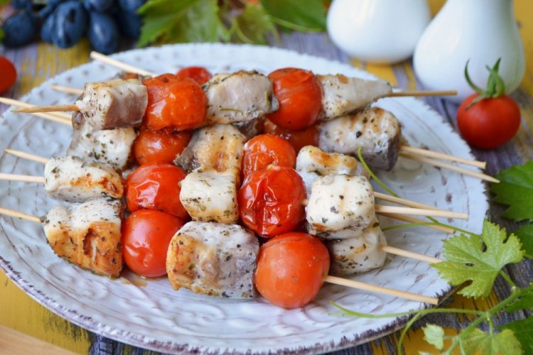 Шашлык из толстолоба с помидорами черри