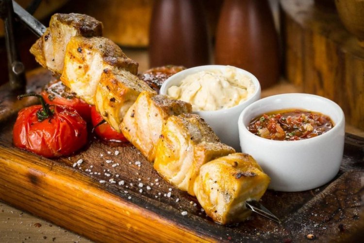 Шашлык из осетра, маринованного в белом вине с лимоном