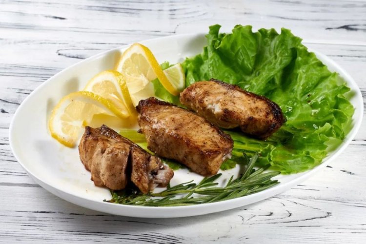 Шашлык из сома, маринованного в пиве