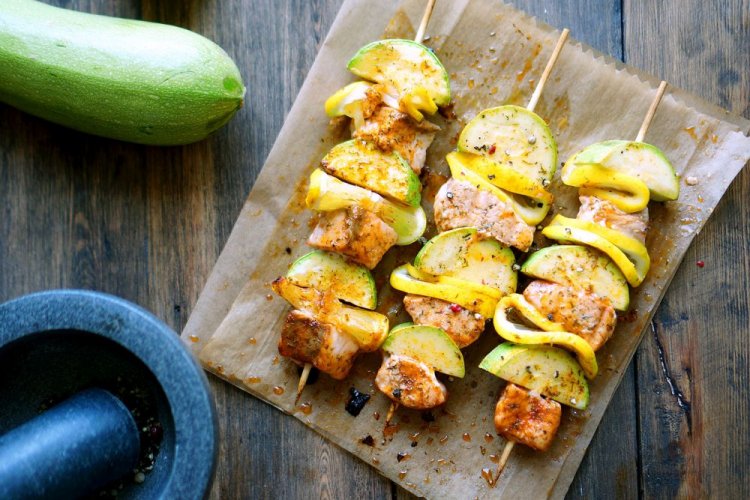 Шашлык из горбуши с кабачком и лимоном
