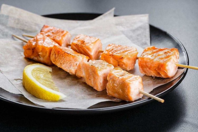 Шашлык из лосося на мангале