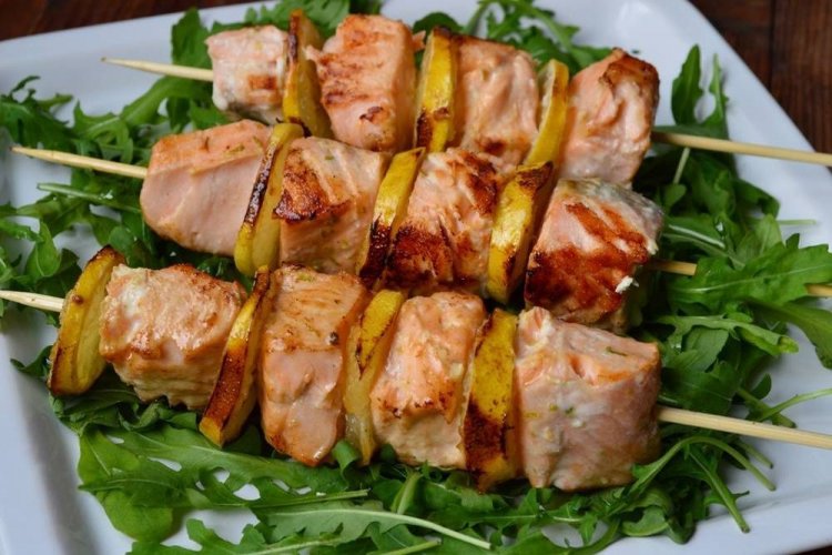 Шашлык из семги с лимоном на мангале