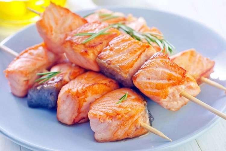 Шашлык из форели, маринованной в апельсиновом соке с розмарином