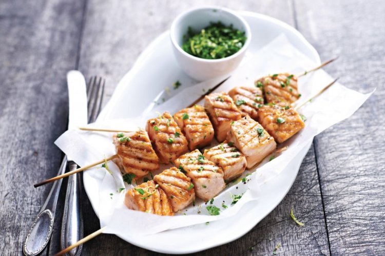 Шашлык из трески, маринованный в сметане с чесноком