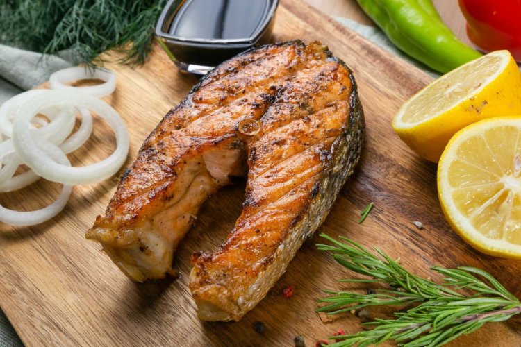Сочный стейк форели на гриле, маринованный с луком и соевым соусом