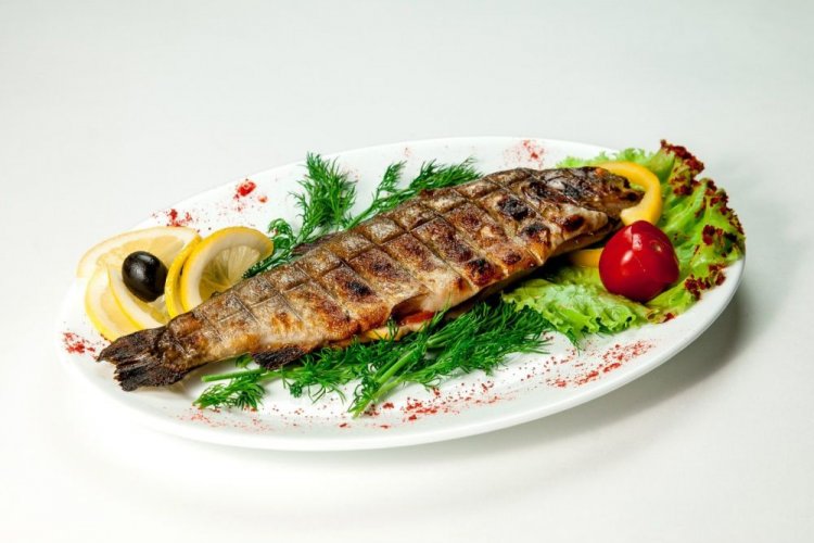 Речная форель на гриле, маринованная с вином и медом