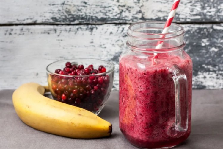 Смузи с брусникой и бананом
