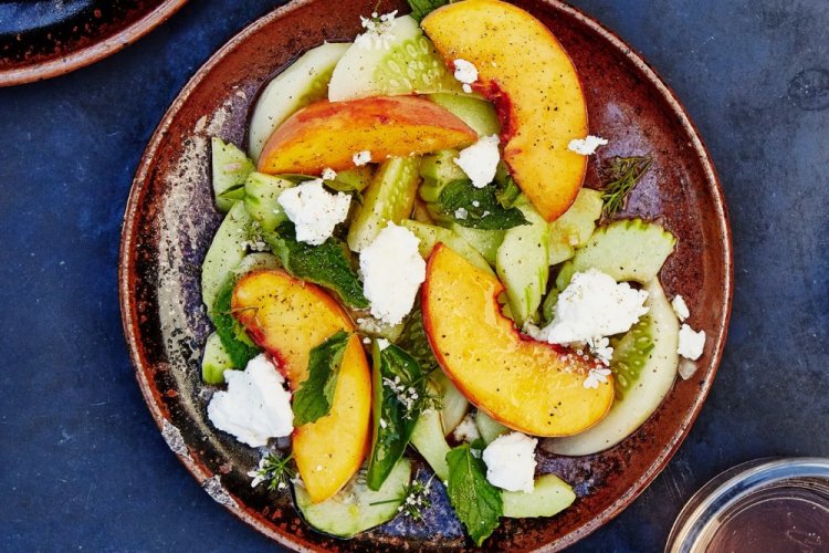 Салат с нектаринами и огурцами