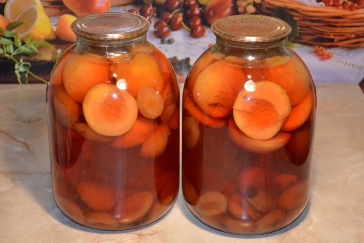 Компот из нектаринов, сливы и яблок