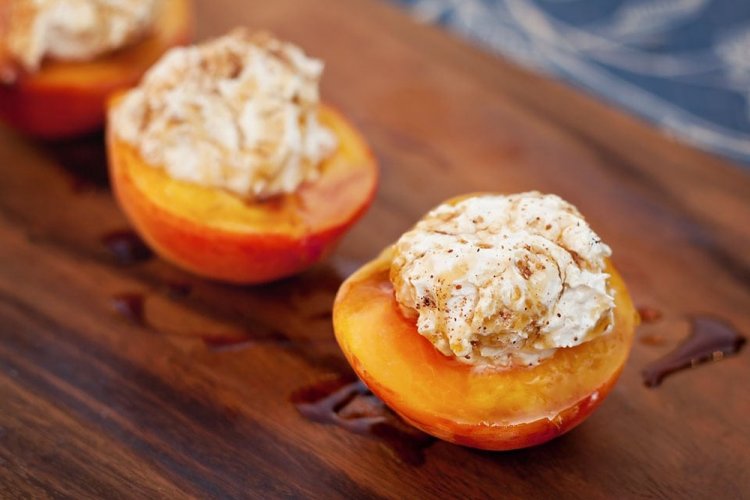 Запеченные нектарины с рикоттой