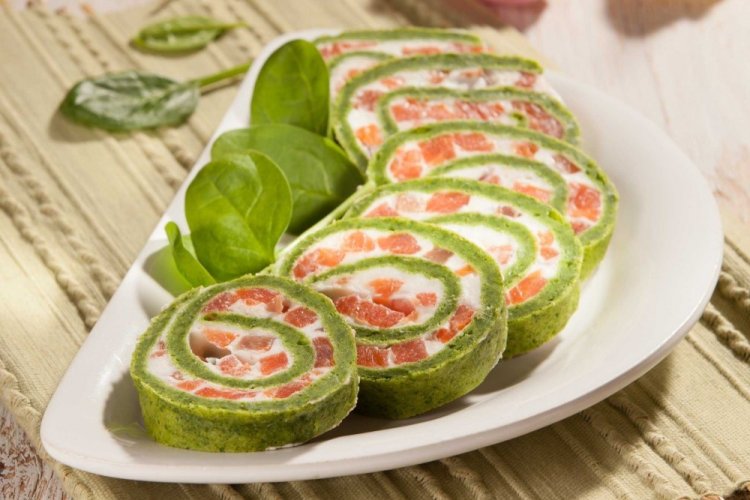 Шпинатный рулет с красной рыбой