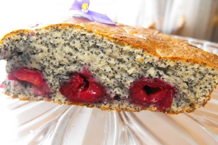 Маковый пирог с вишней