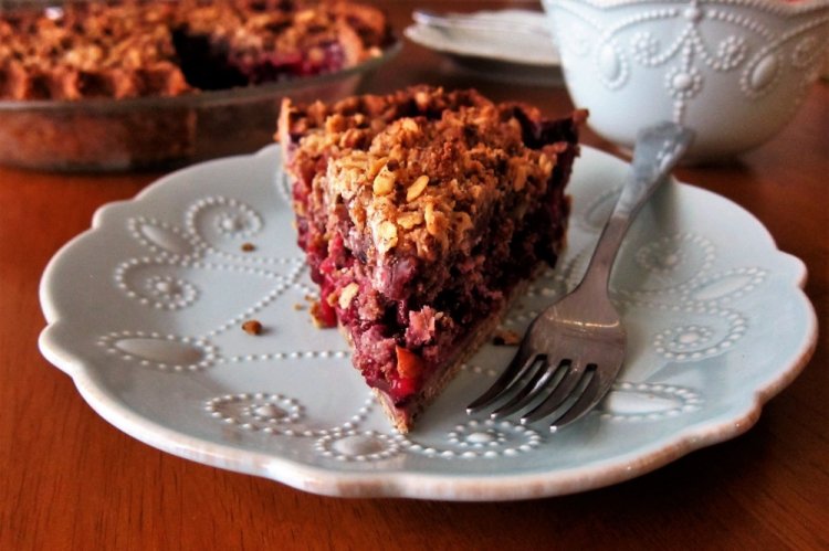 Пирог с вишней и овсяными хлопьями